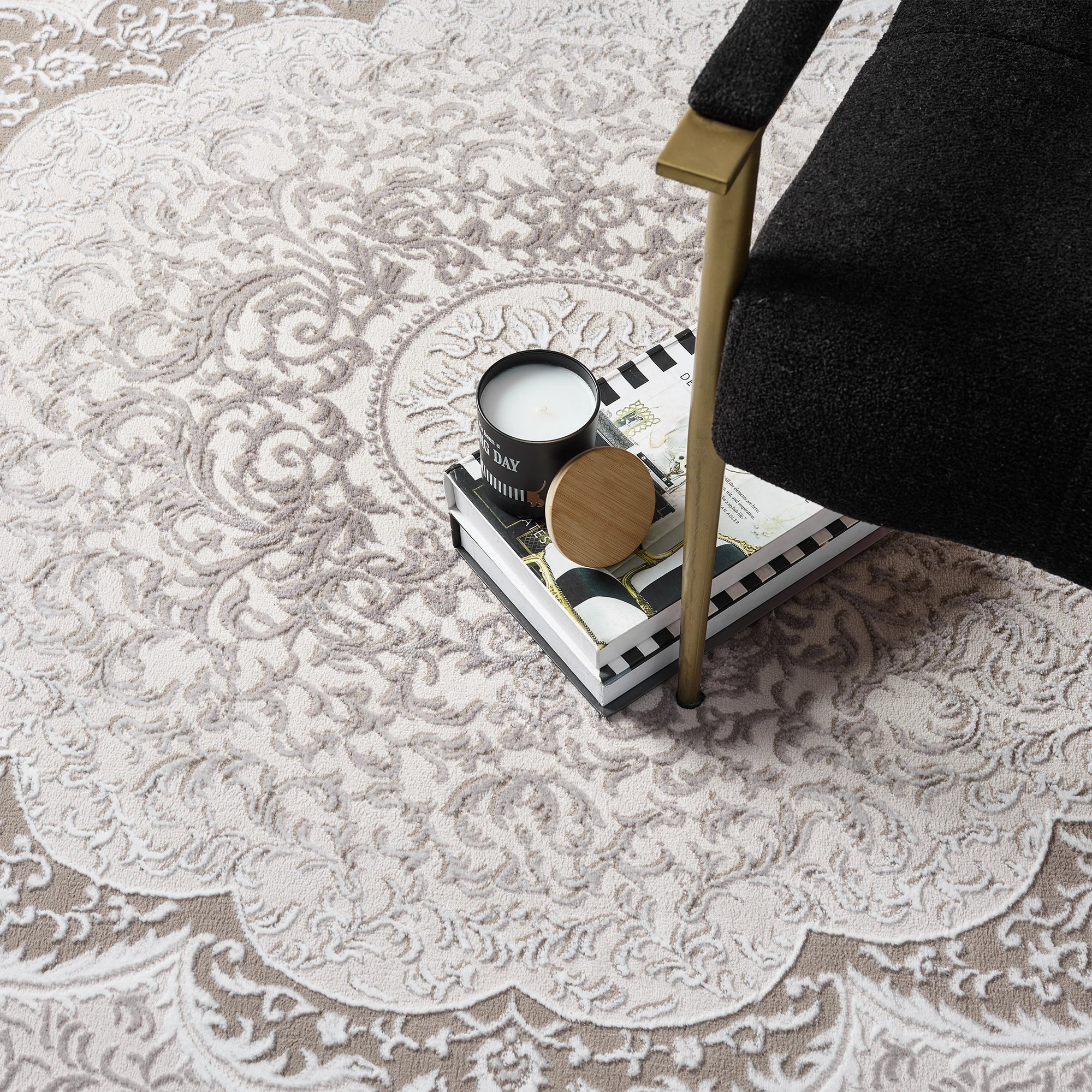 Коричневий традиційний килим-медальйон