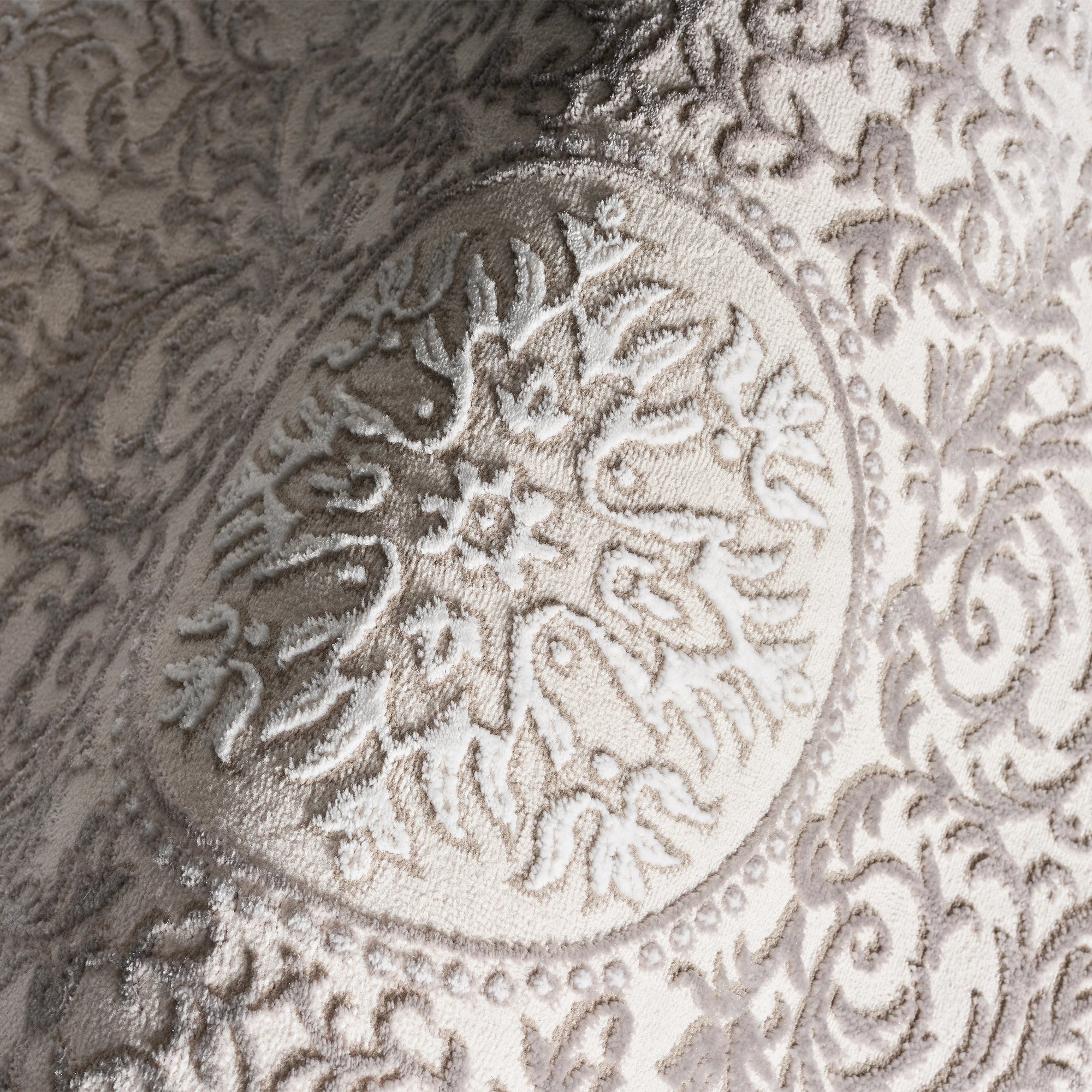 Коричневий традиційний килим-медальйон