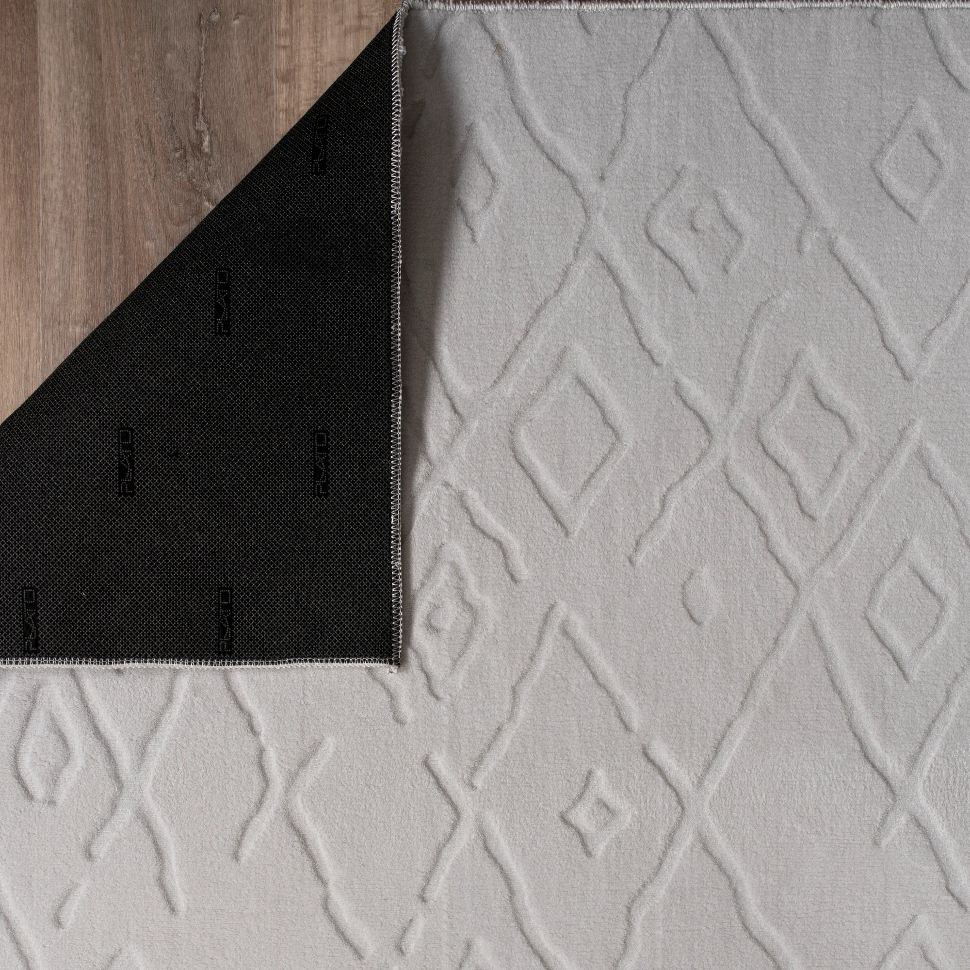 Світло сірий ромбовий килим