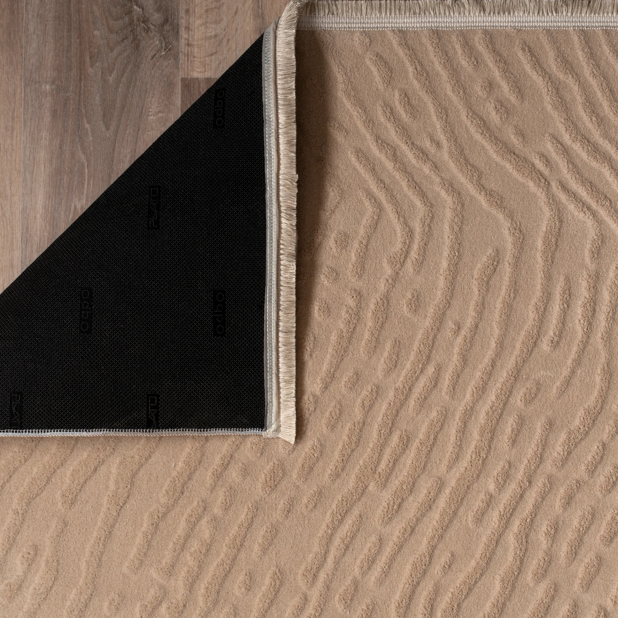 Сучасний хвилястий плюшевий килим - бежевий