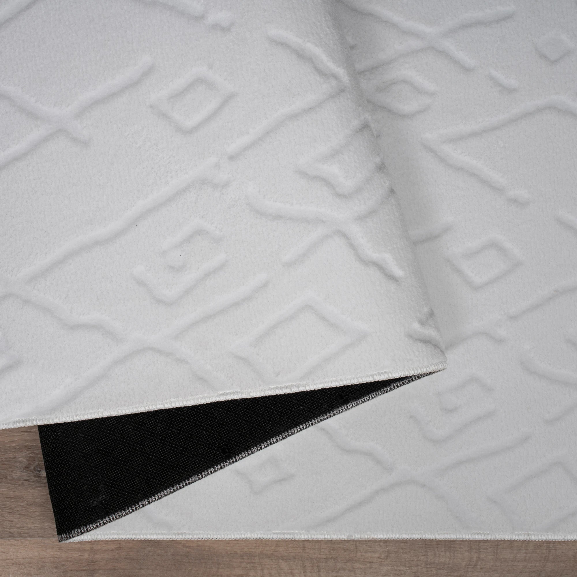 Яскраво білий ромбовий килим