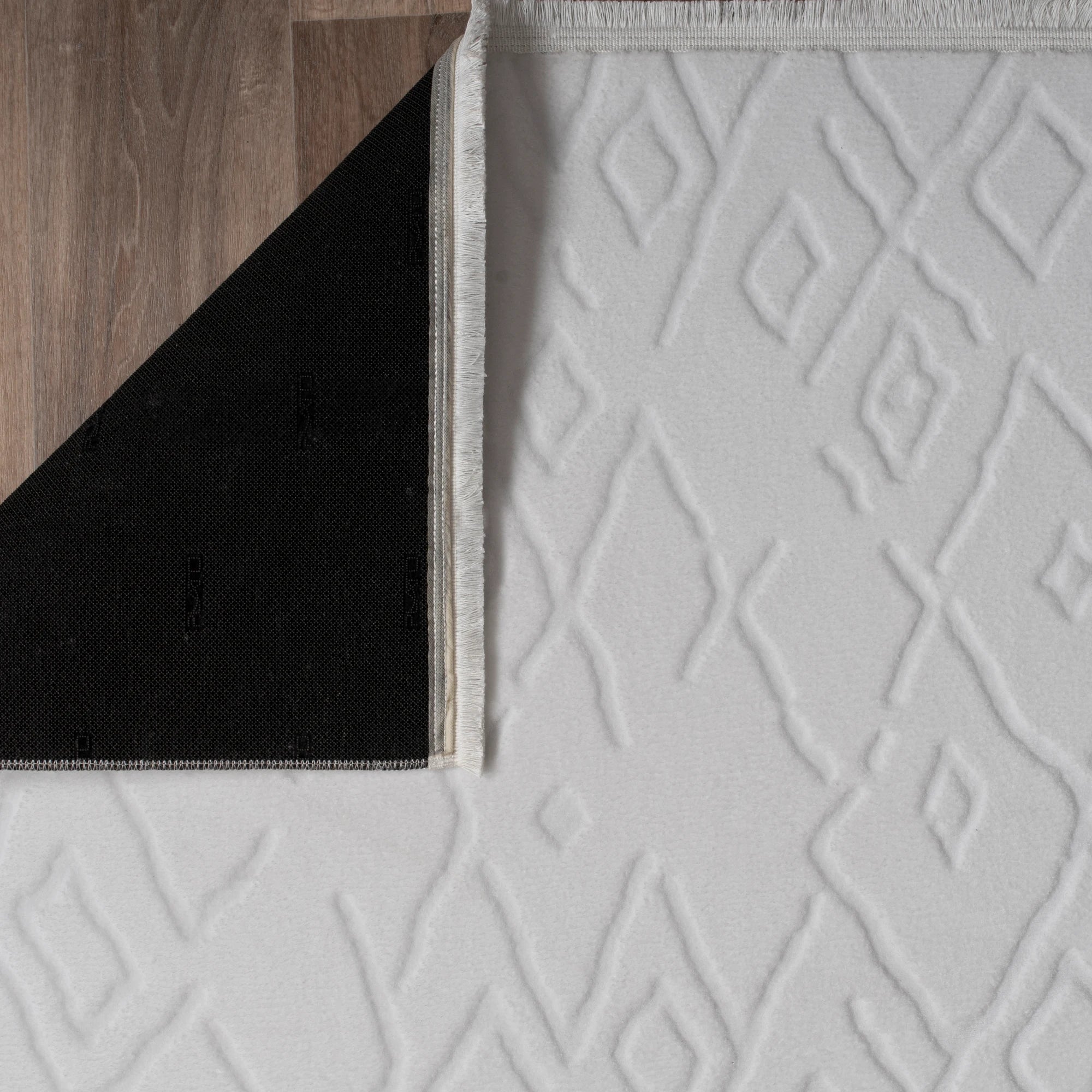 Яскраво білий ромбовий килим