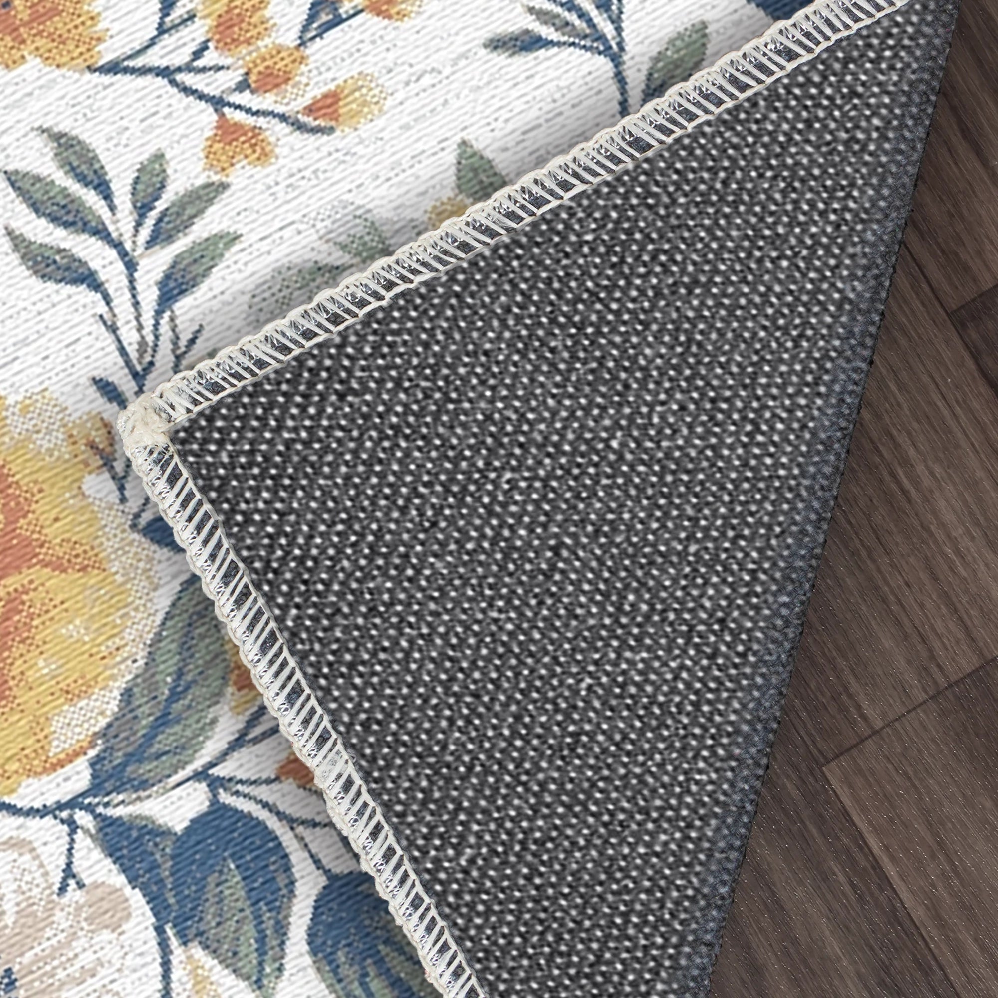 Білий килим у пастельних тонах для саду