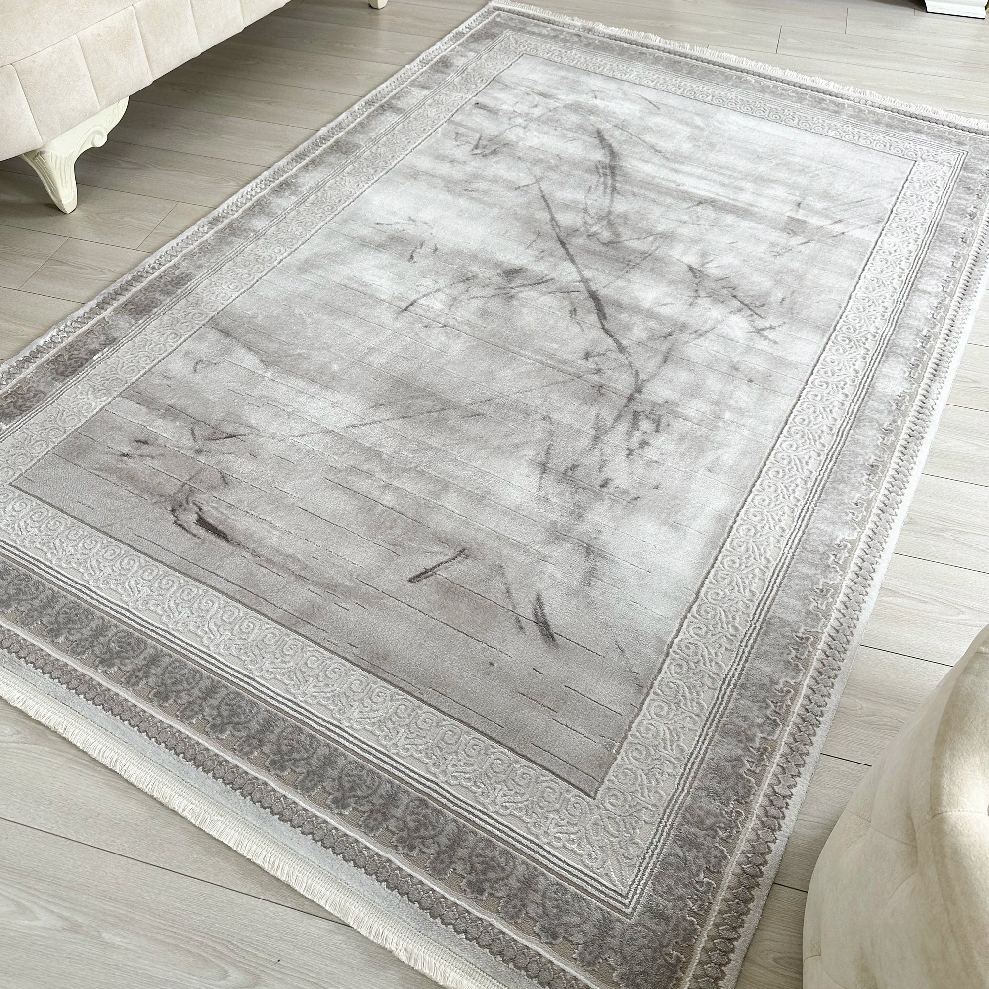 Коричневий килим з абстрактним візерунком