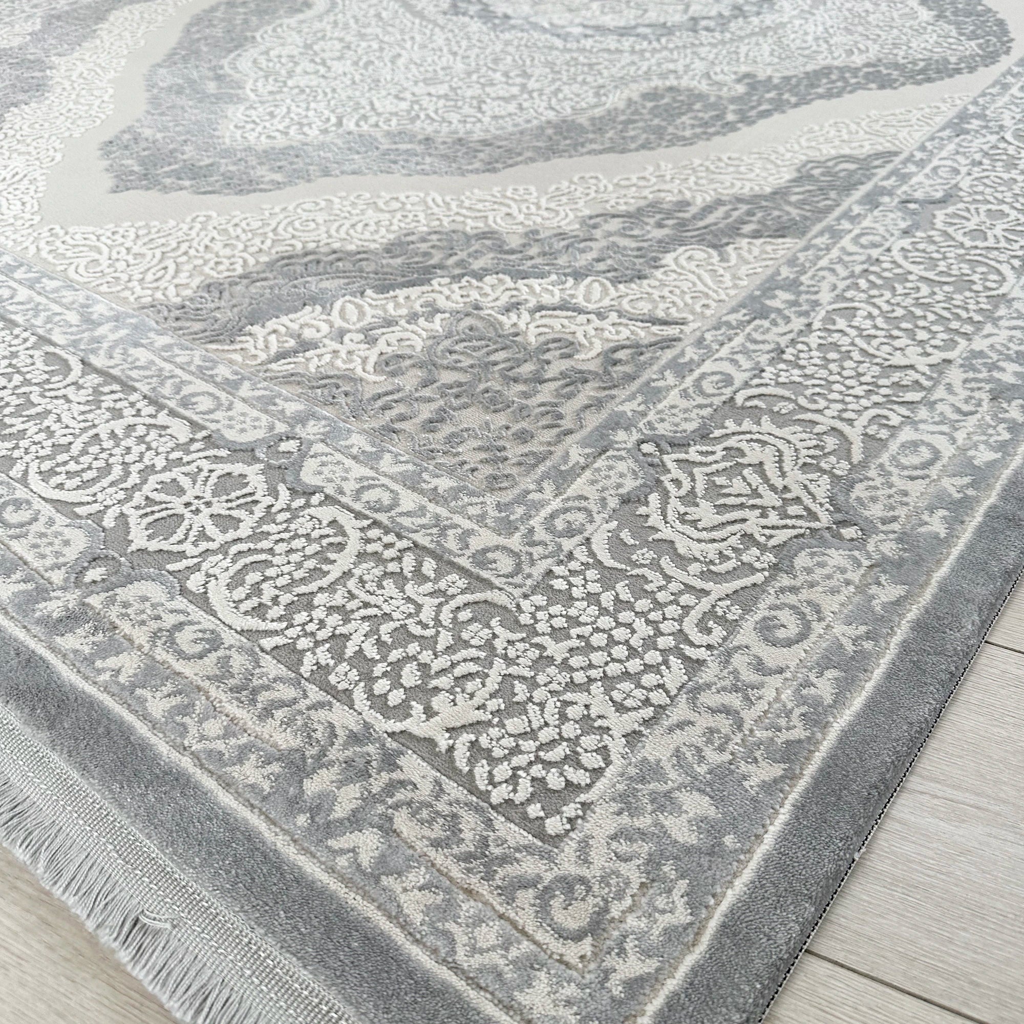 Килим з тканим візерунком