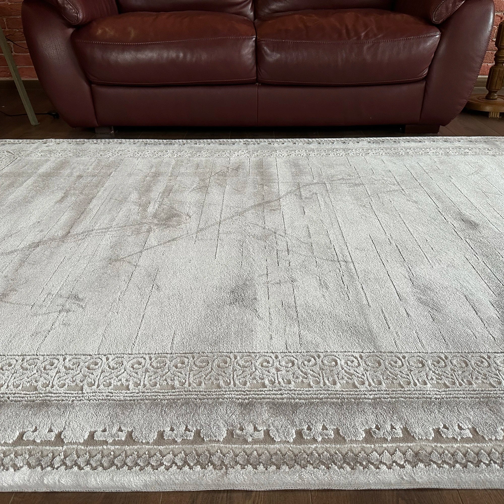 Коричневий килим з абстрактним візерунком