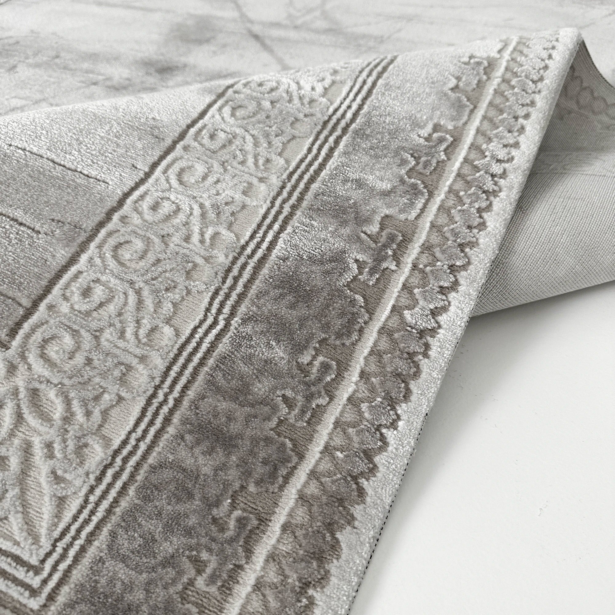 Коричневий килим з абстрактним візерунком