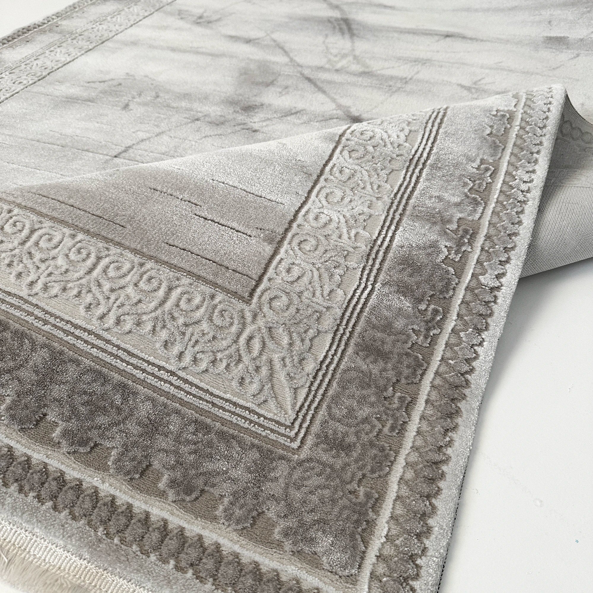 Коричневий килим з абстрактним візерунком