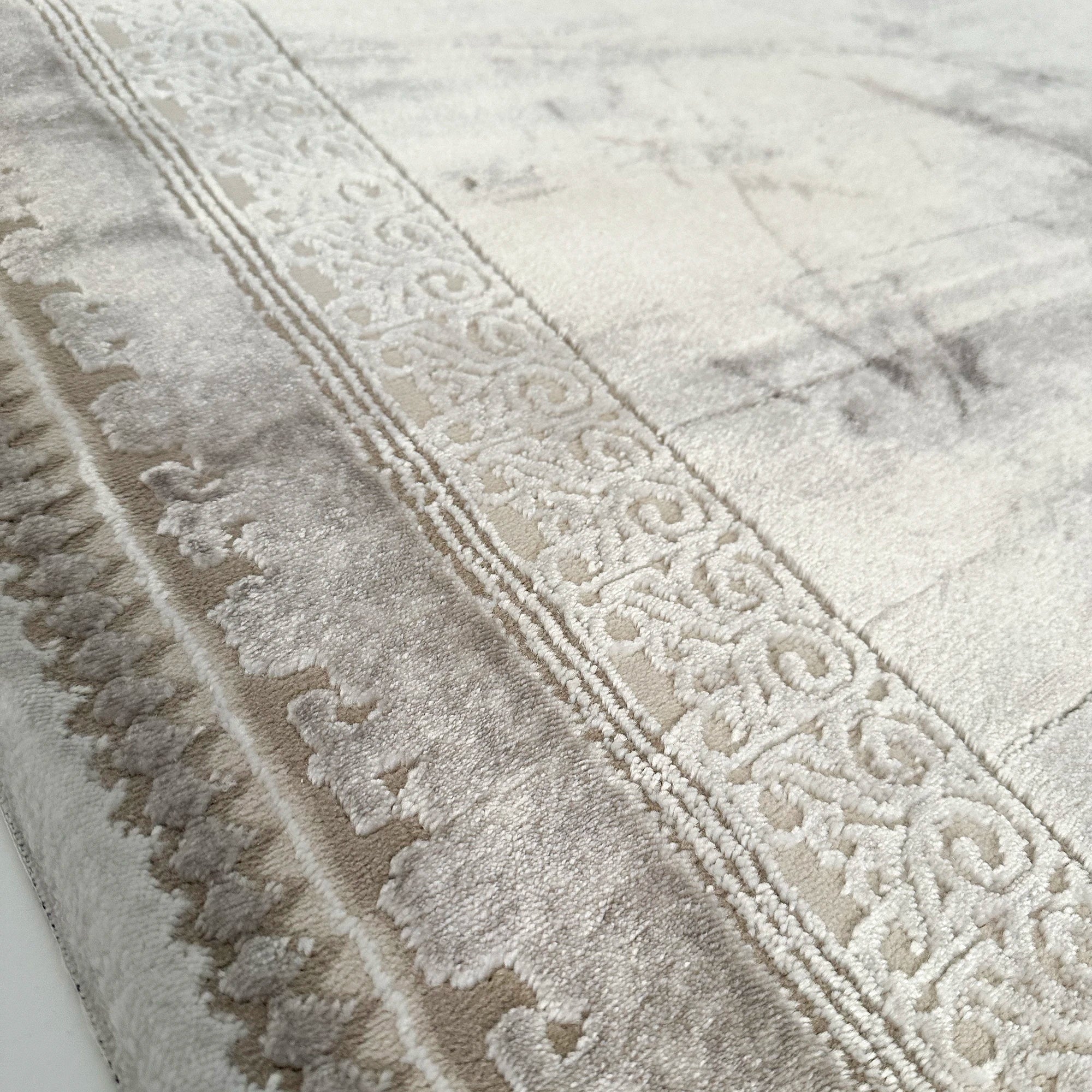 Коричневий килим з абстрактним візерунком