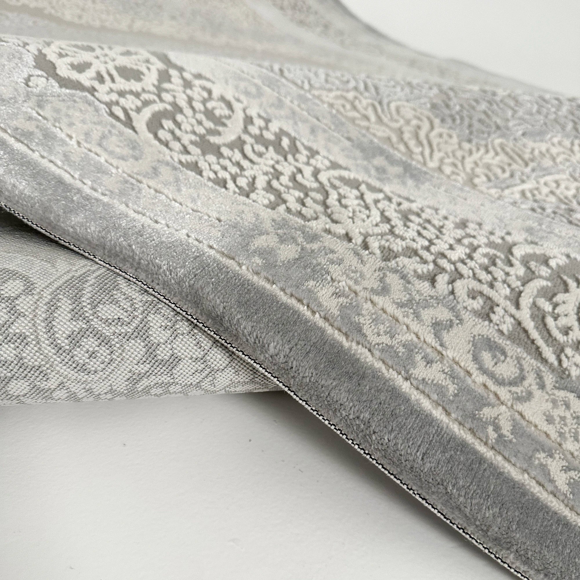 Килим з тканим візерунком