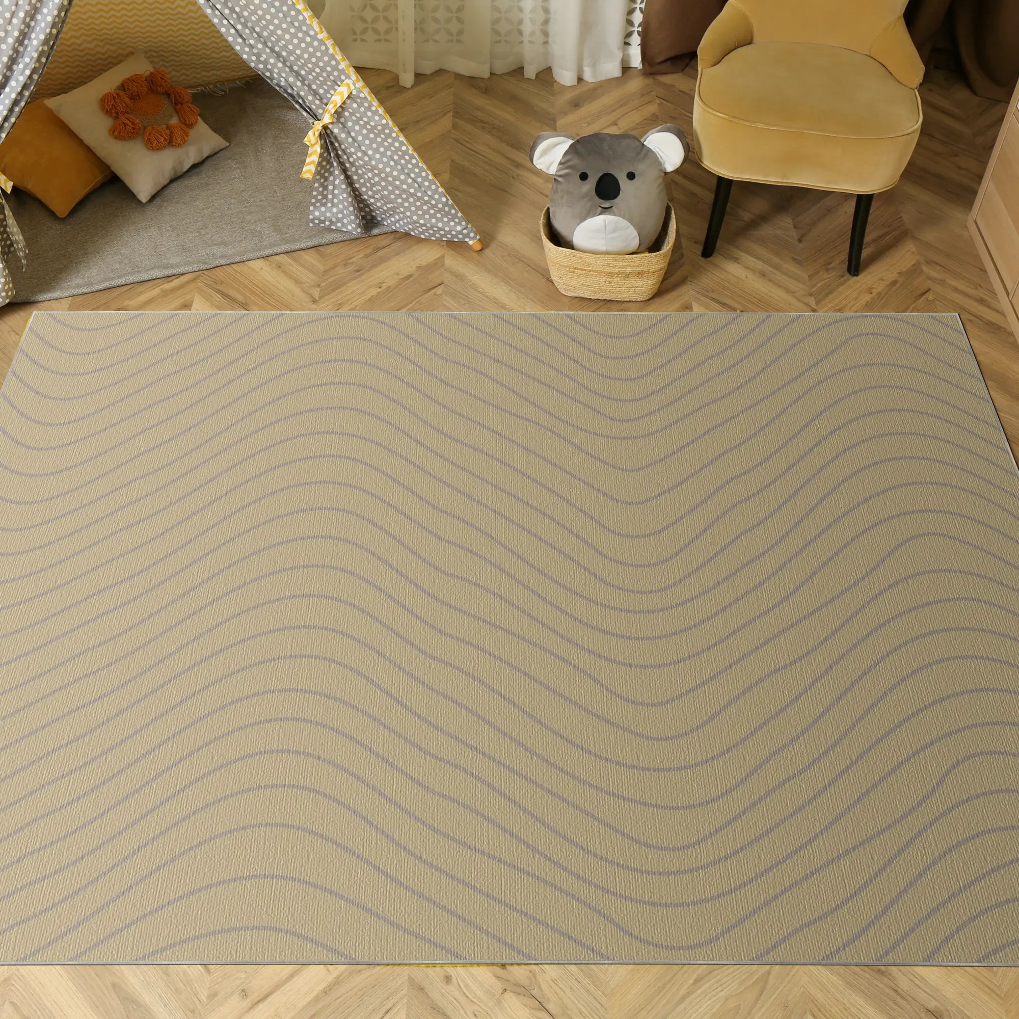 М’який бежевий акцентний килимок із хвилястим рухом