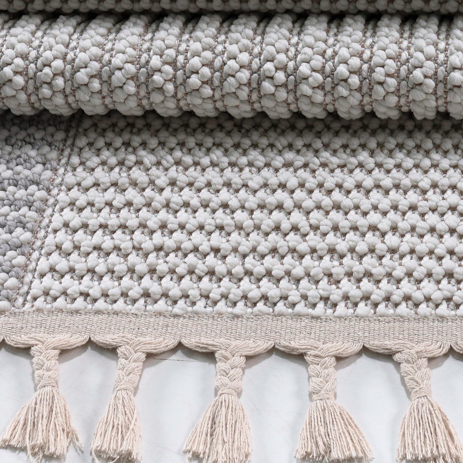 Сучасний килим із сіро коричневого кольору