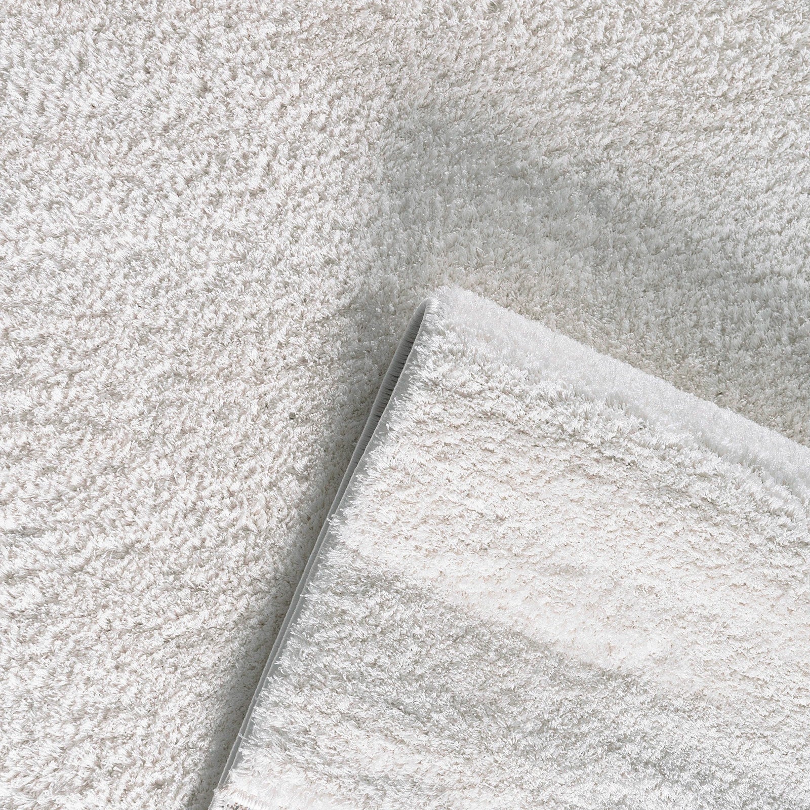 Оксамитовий білий килим м'який на дотик