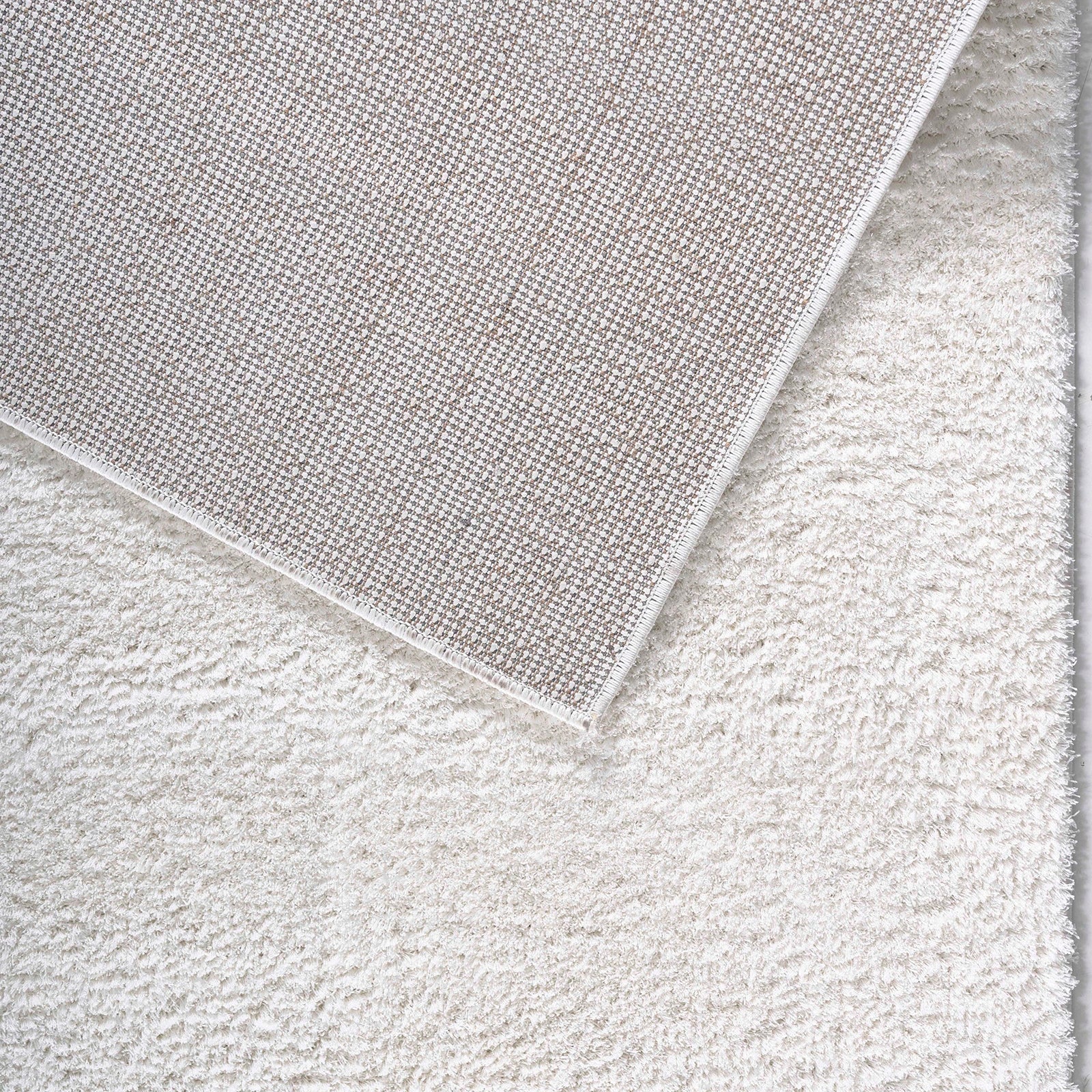 Оксамитовий білий килим м'який на дотик