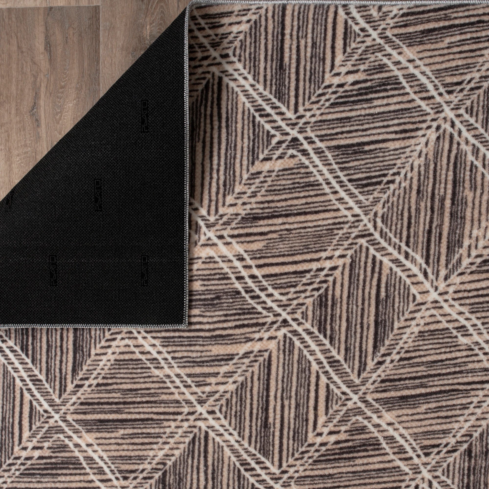 Геометричний коричневий килим