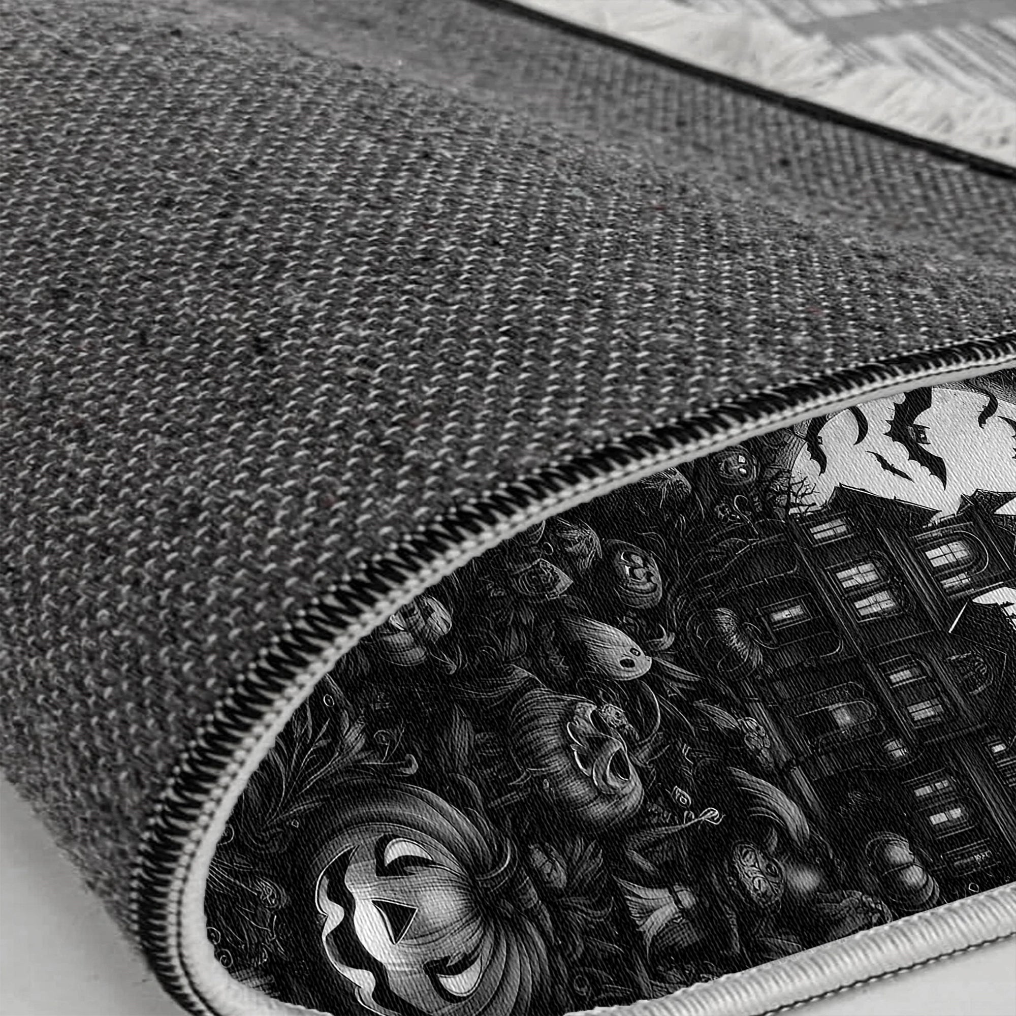 Гарбузовий чорний килим з особняка з привидами