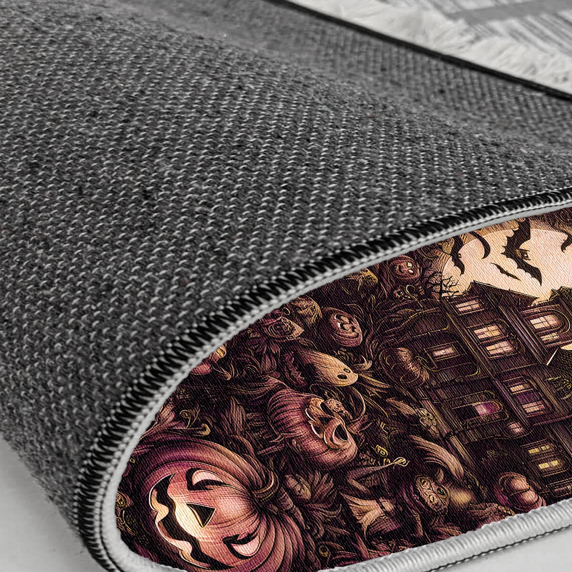 Гарбузово помаранчевий килим з особняком привидів