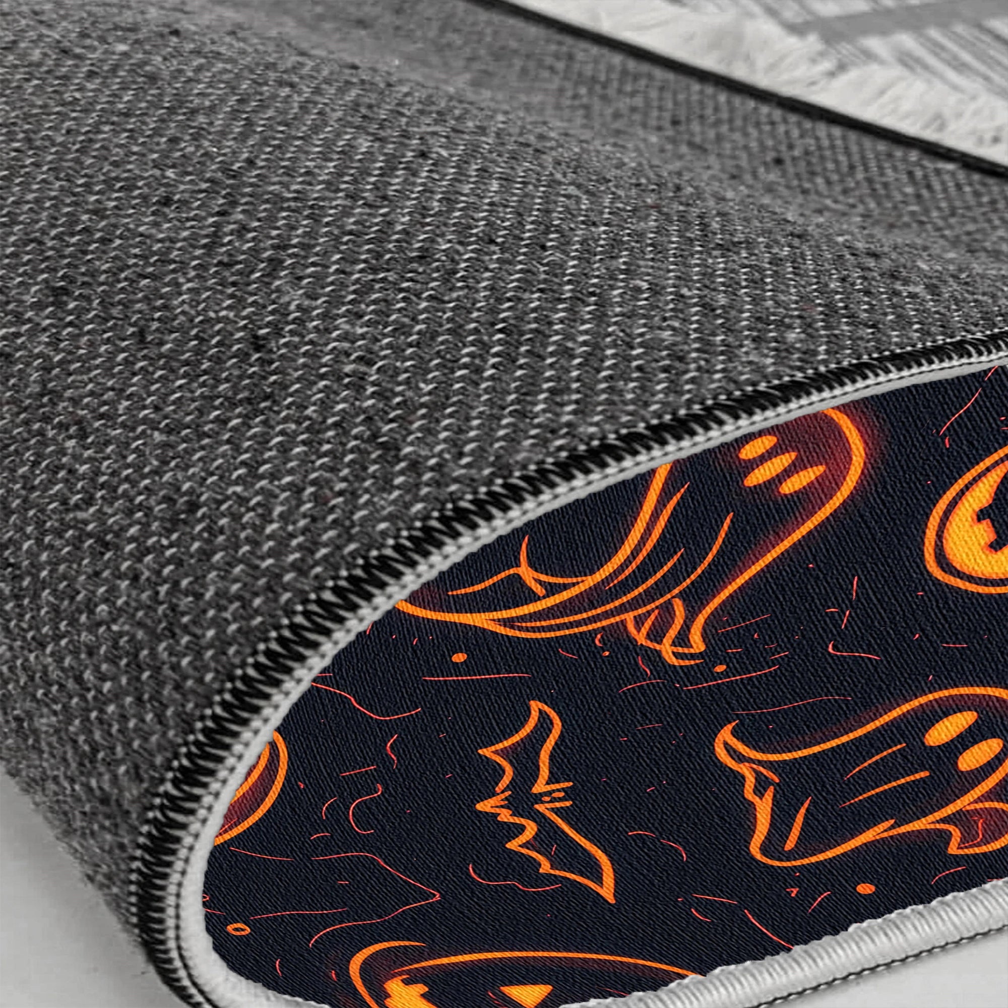 Неонове сяйво моторошного килима на Хелловін