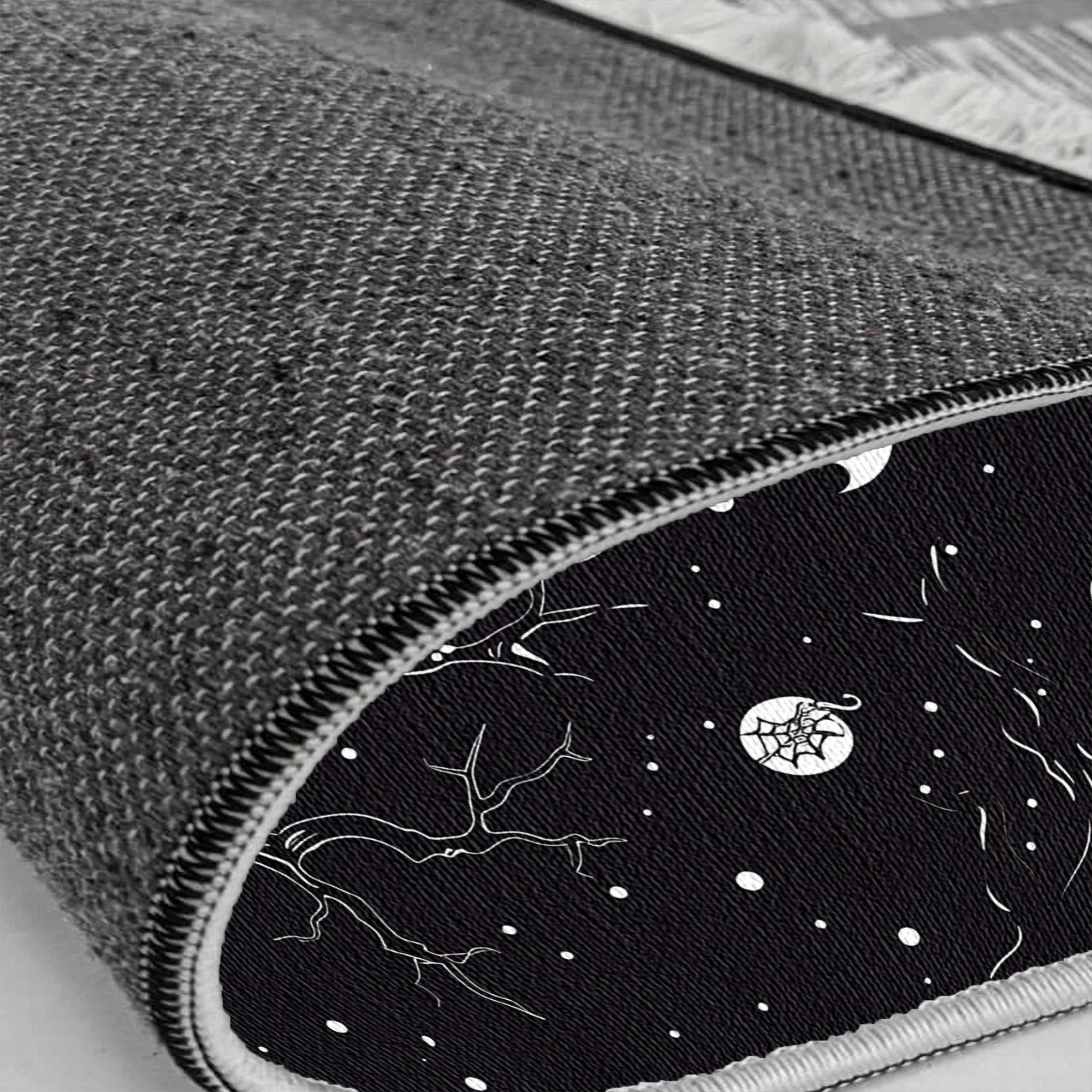 Готичний килимок для Хеллоуїна з чорним деревом