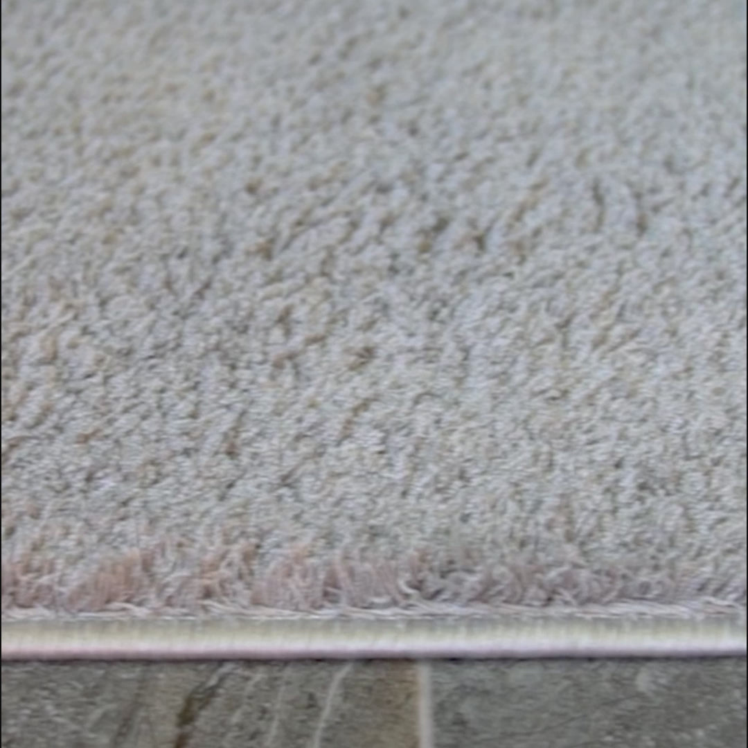 Оксамитово сірий килим м'якого кольору